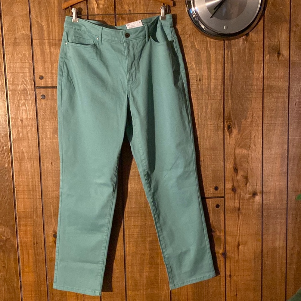 NWT Croft & barrow size 14 Capri, mid rise, hits mid calf.  56% cotton NWT